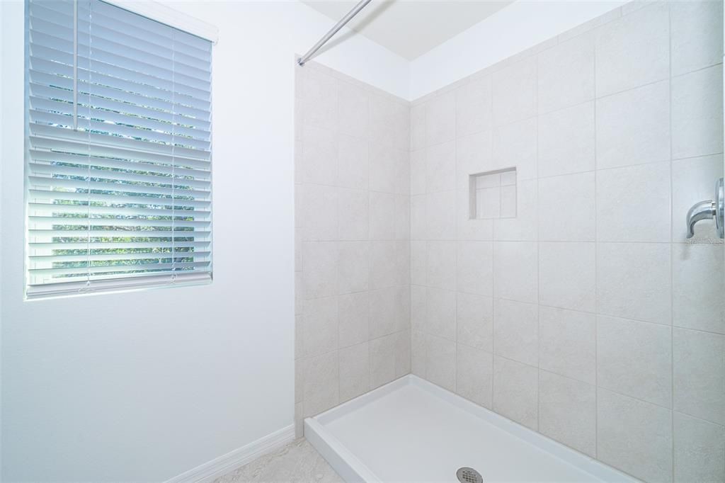 合同活跃: $2,300 (3 贝兹, 2 浴室, 1782 平方英尺)