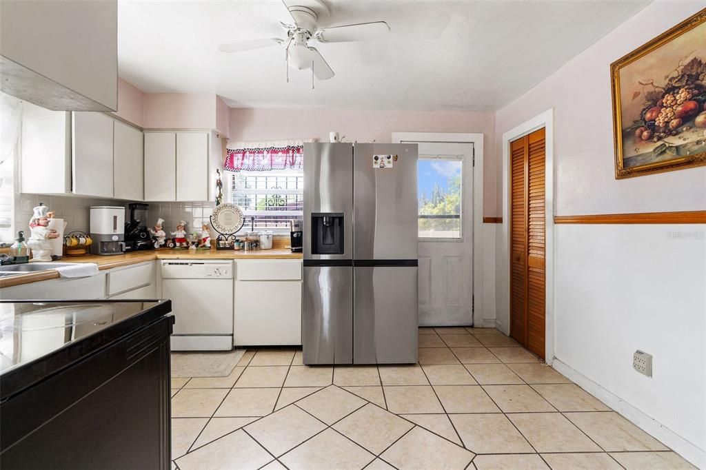 На продажу: $325,000 (2 спален, 1 ванн, 1208 Квадратных фут)