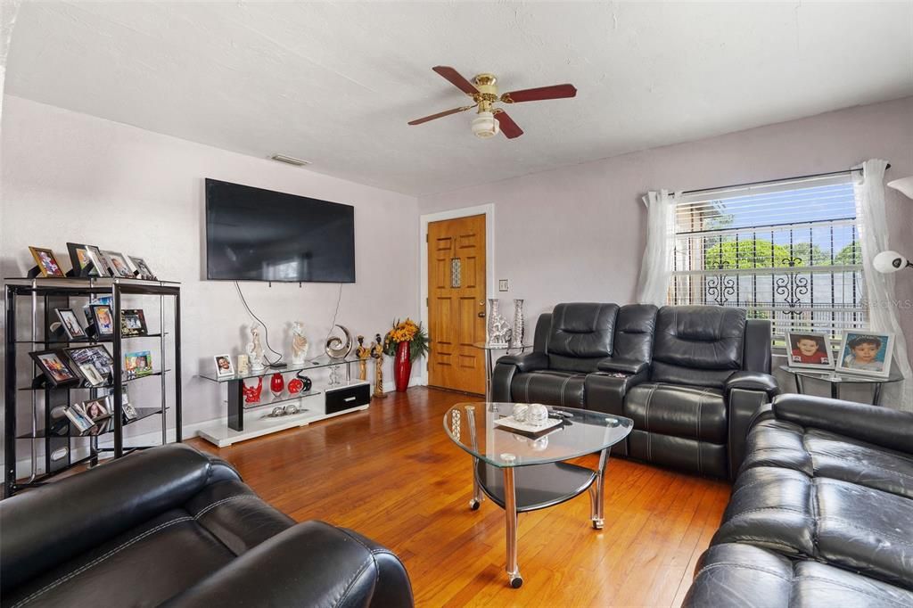 На продажу: $325,000 (2 спален, 1 ванн, 1208 Квадратных фут)