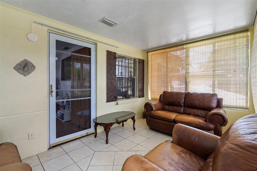 На продажу: $325,000 (2 спален, 1 ванн, 1208 Квадратных фут)