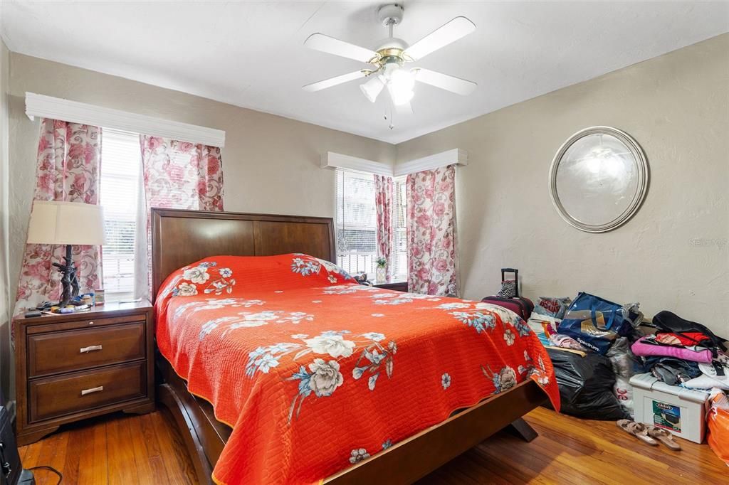 На продажу: $325,000 (2 спален, 1 ванн, 1208 Квадратных фут)