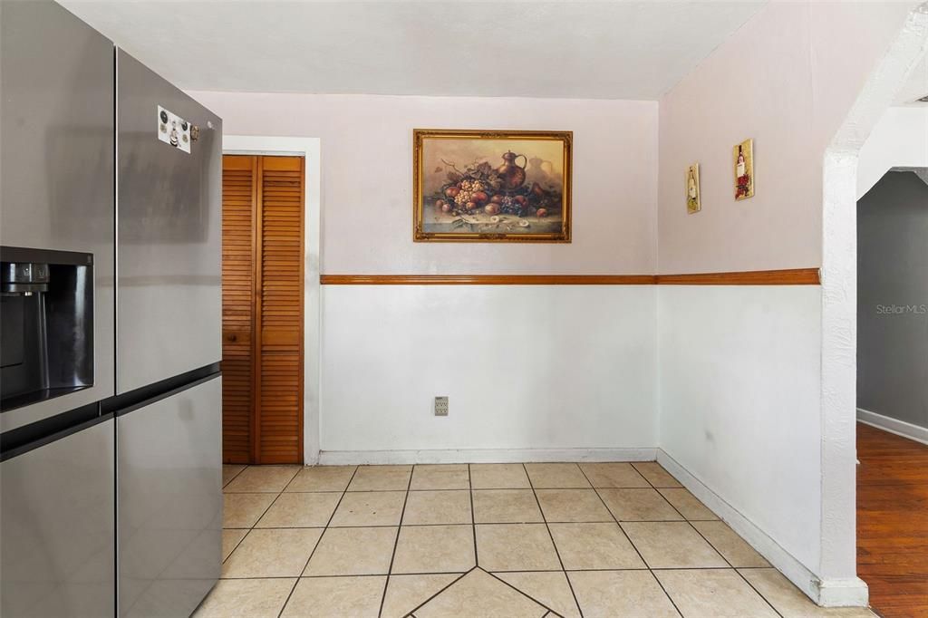 На продажу: $325,000 (2 спален, 1 ванн, 1208 Квадратных фут)