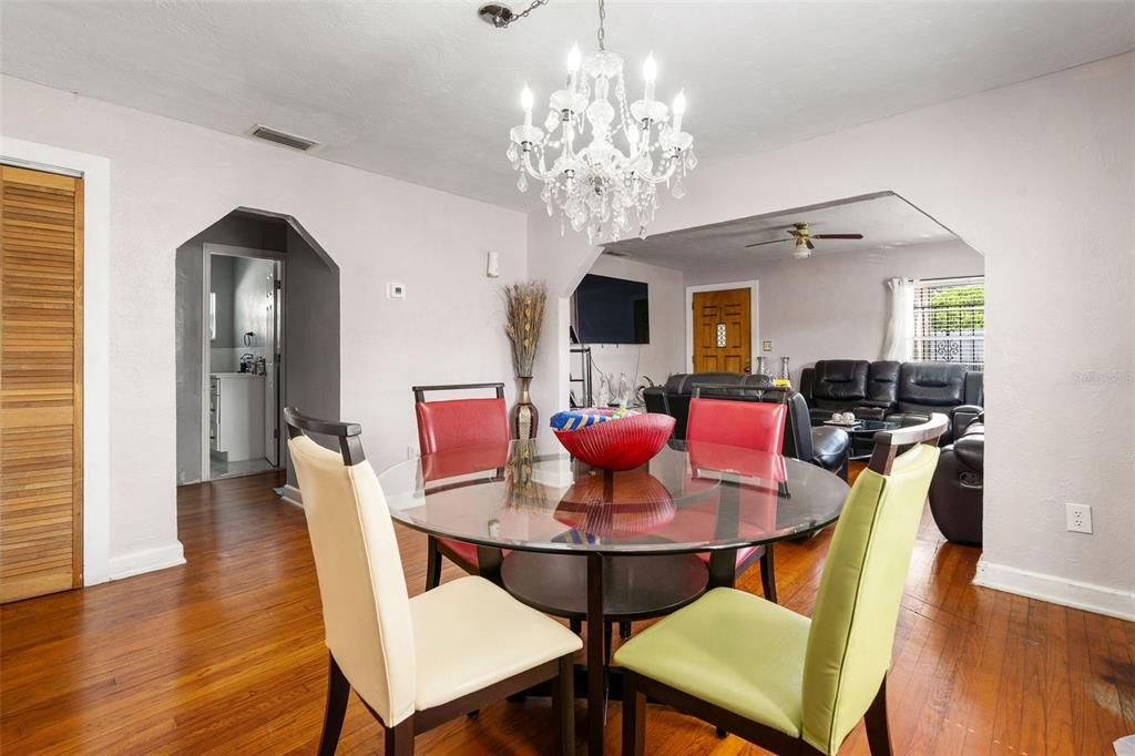 На продажу: $325,000 (2 спален, 1 ванн, 1208 Квадратных фут)