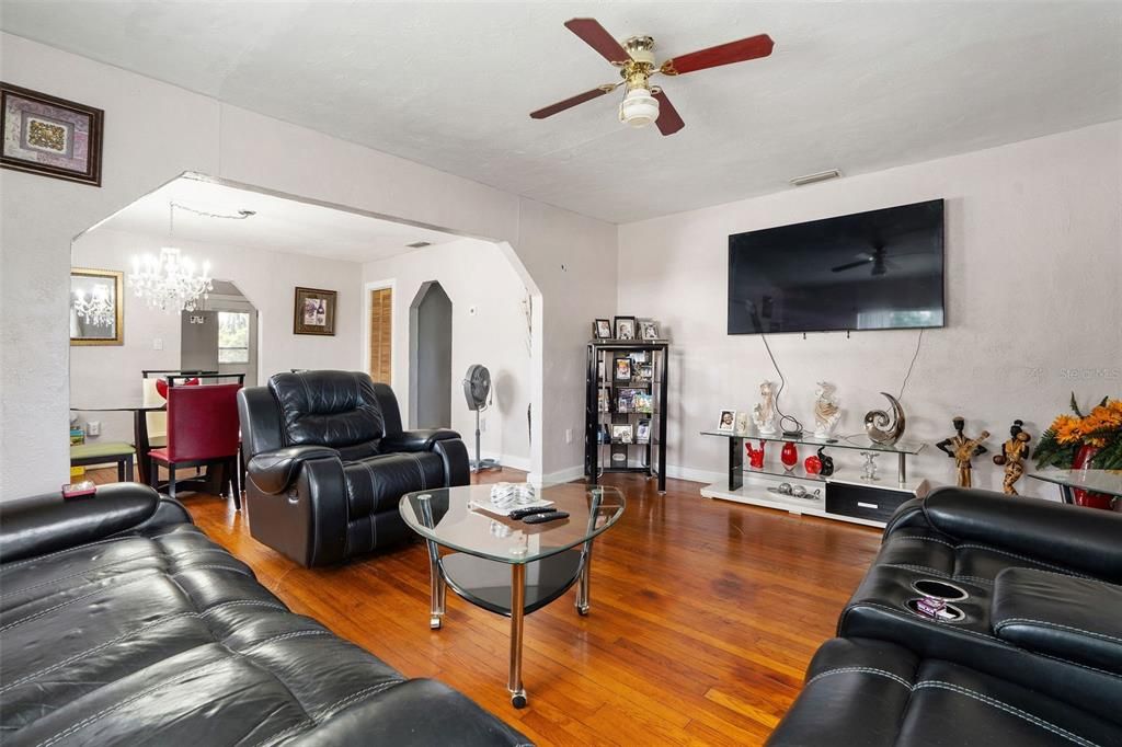 На продажу: $325,000 (2 спален, 1 ванн, 1208 Квадратных фут)