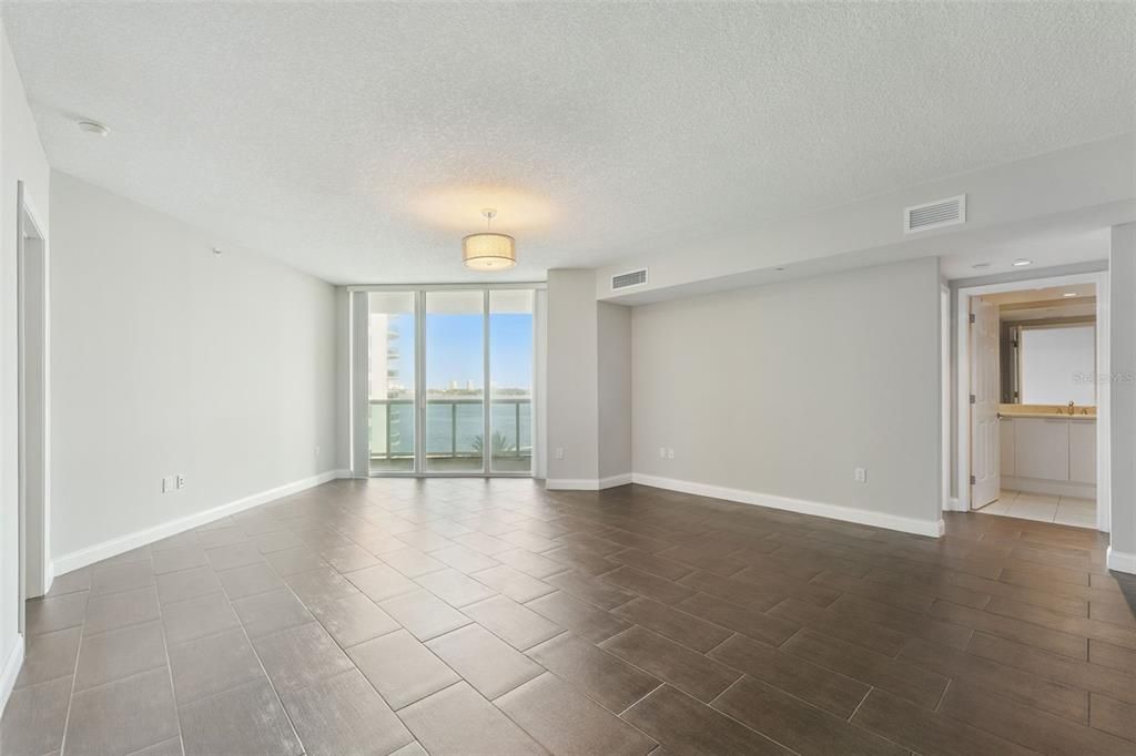 Под контрактом: $275,000 (2 спален, 2 ванн, 1689 Квадратных фут)