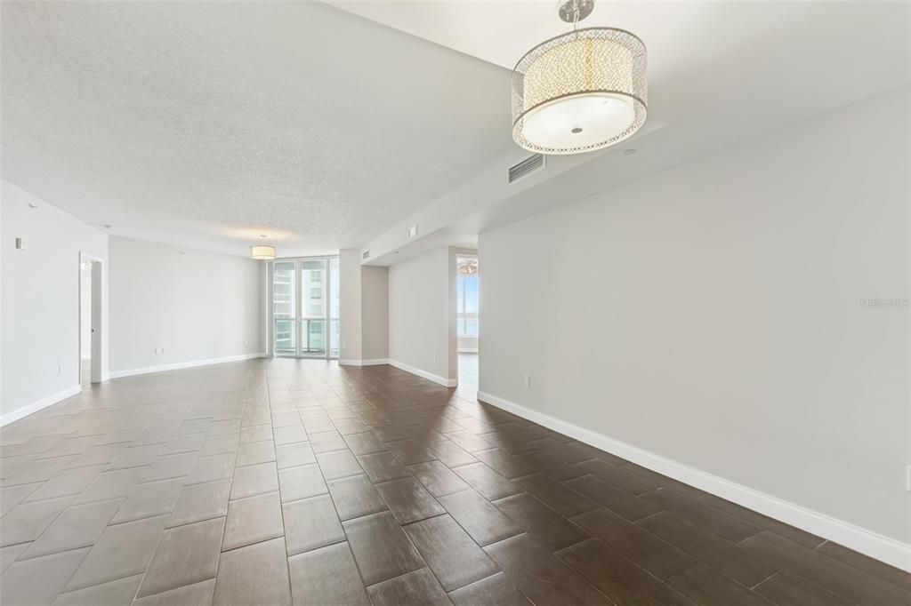 Под контрактом: $275,000 (2 спален, 2 ванн, 1689 Квадратных фут)