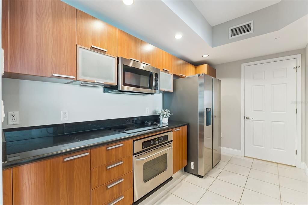 Под контрактом: $275,000 (2 спален, 2 ванн, 1689 Квадратных фут)