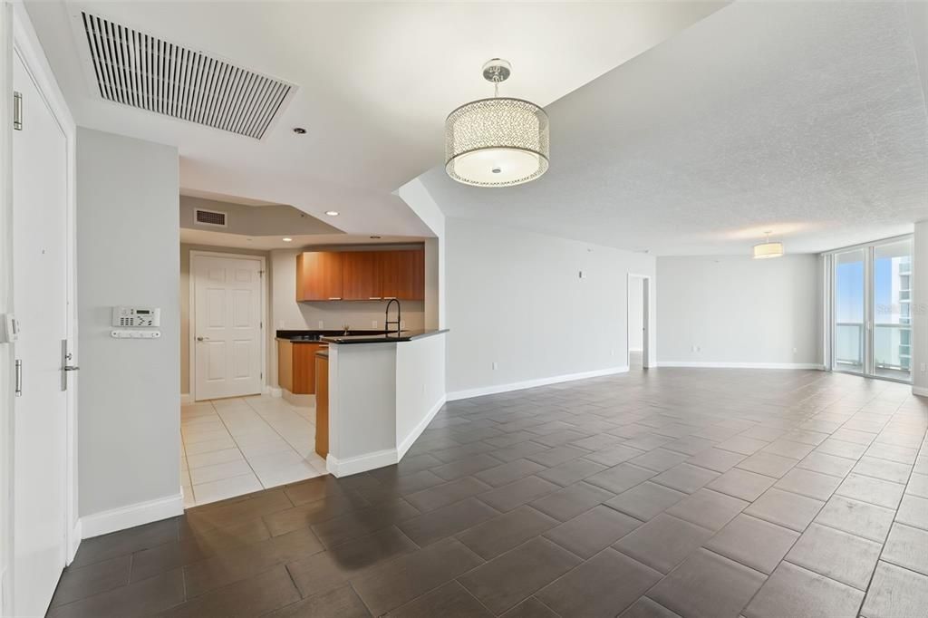 Под контрактом: $275,000 (2 спален, 2 ванн, 1689 Квадратных фут)