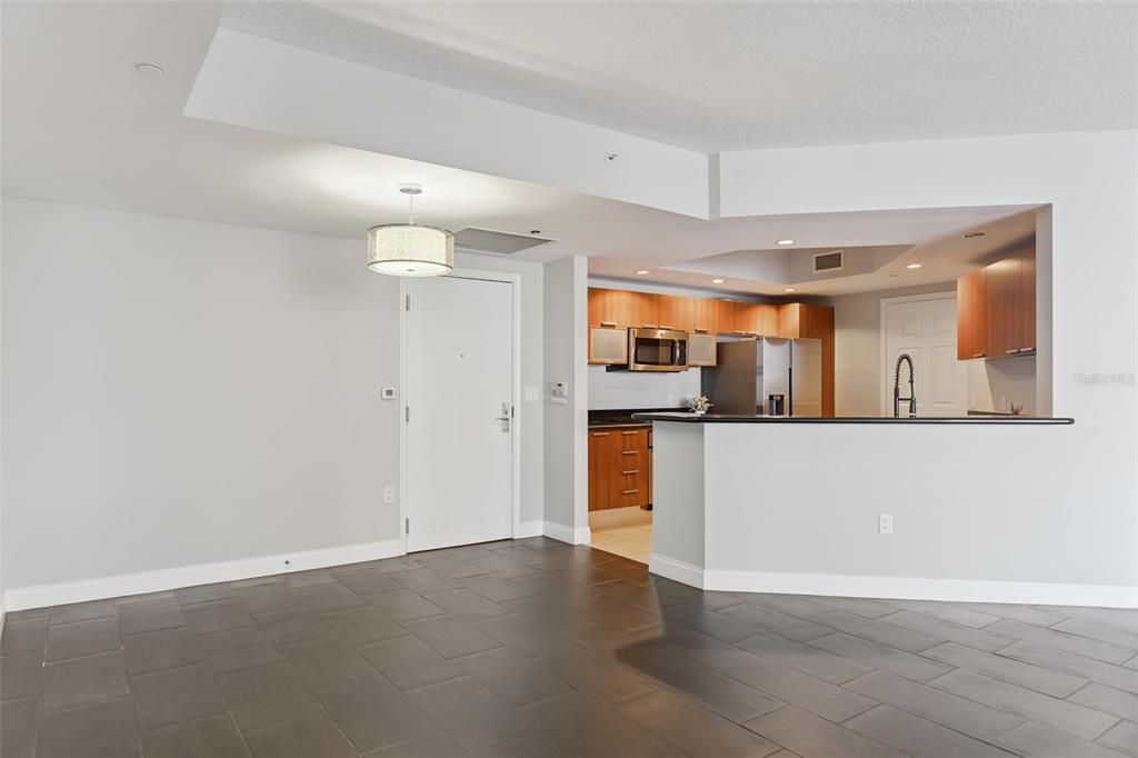 Под контрактом: $275,000 (2 спален, 2 ванн, 1689 Квадратных фут)