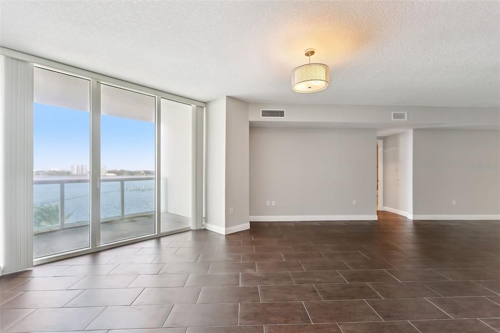 Под контрактом: $275,000 (2 спален, 2 ванн, 1689 Квадратных фут)