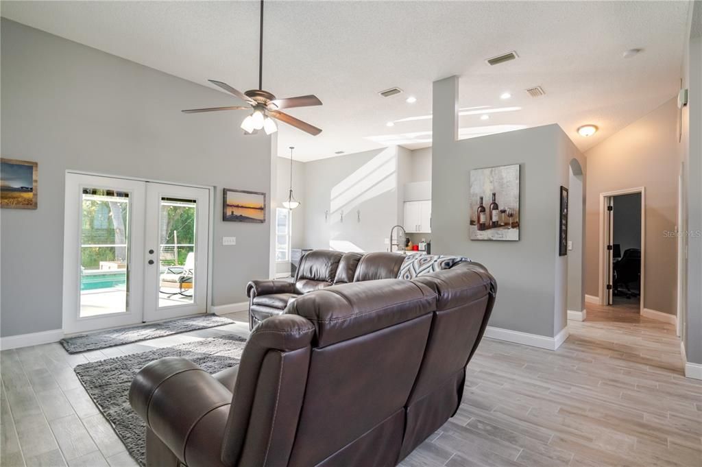 For Sale: $515,000 (3 beds, 2 baths, 1946 Square Feet)