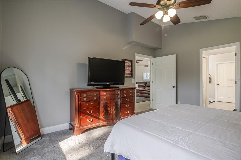 For Sale: $515,000 (3 beds, 2 baths, 1946 Square Feet)