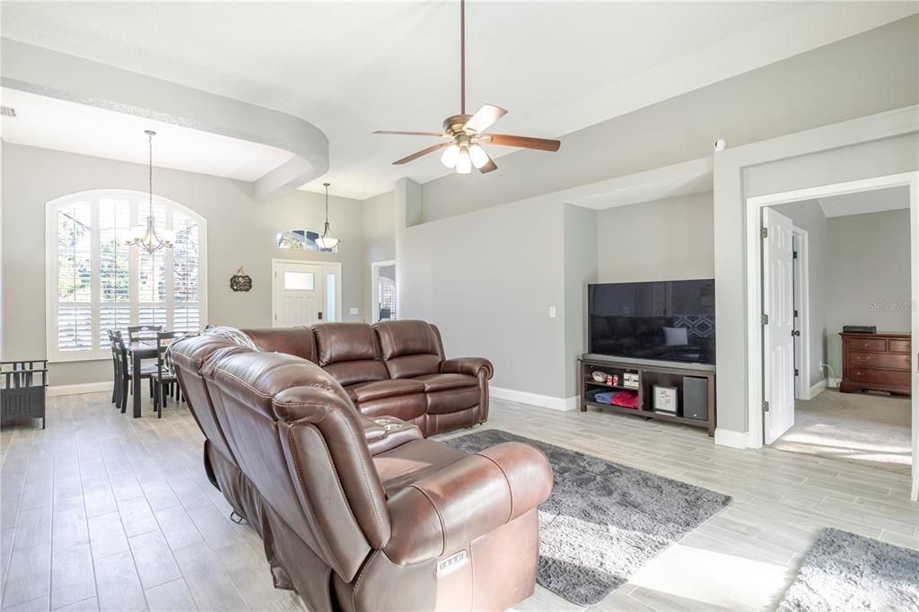 For Sale: $515,000 (3 beds, 2 baths, 1946 Square Feet)