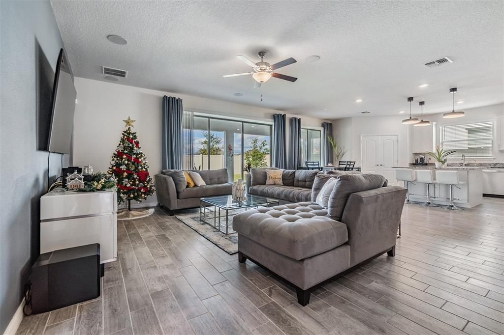 For Sale: $549,999 (3 beds, 2 baths, 2687 Square Feet)