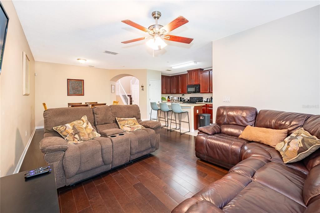 For Sale: $310,000 (2 beds, 2 baths, 1273 Square Feet)