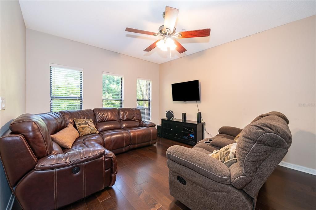 For Sale: $310,000 (2 beds, 2 baths, 1273 Square Feet)