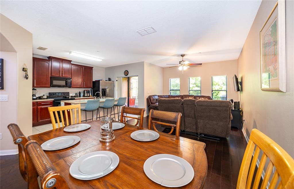 For Sale: $310,000 (2 beds, 2 baths, 1273 Square Feet)