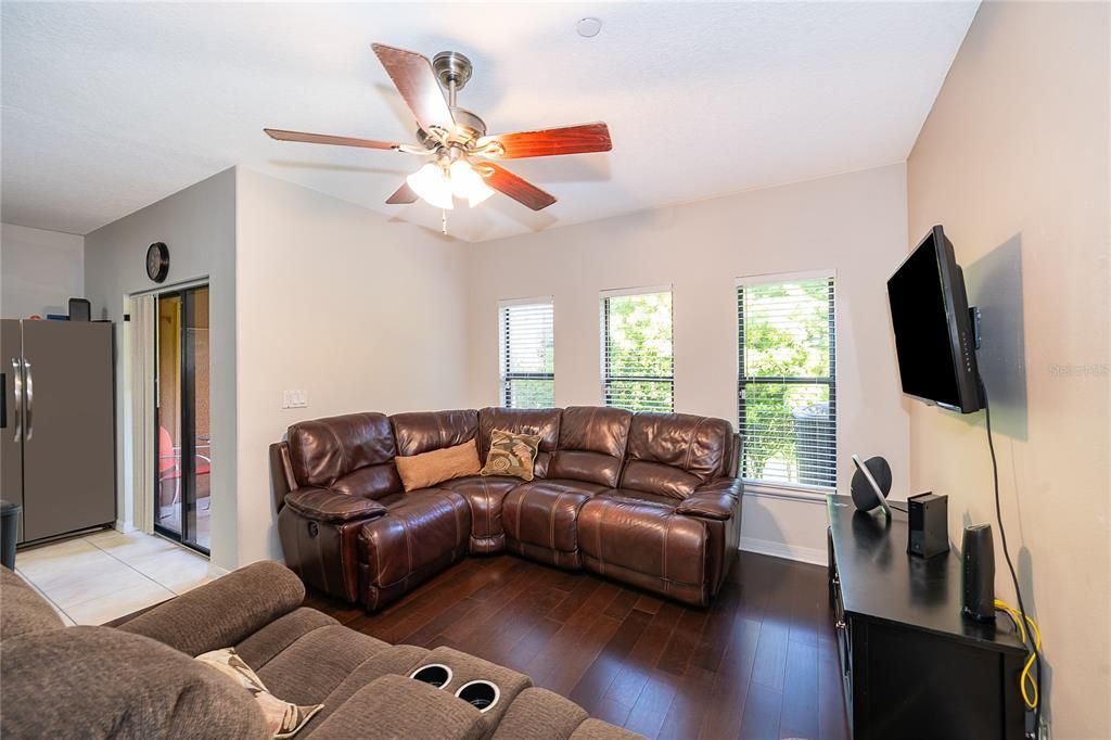 For Sale: $310,000 (2 beds, 2 baths, 1273 Square Feet)