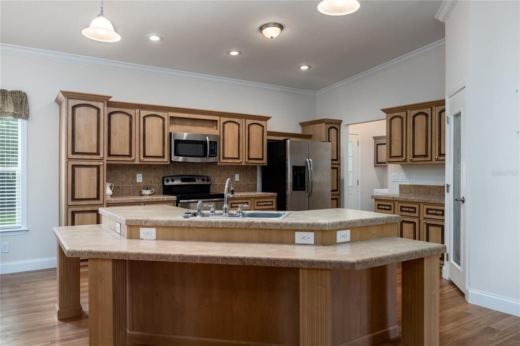 For Sale: $450,000 (3 beds, 2 baths, 1595 Square Feet)