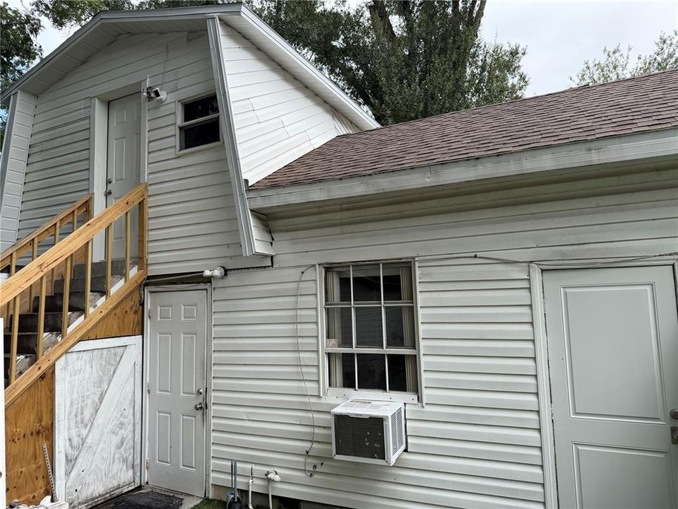 出租: $1,050 (1 贝兹, 1 浴室, 250 平方英尺)