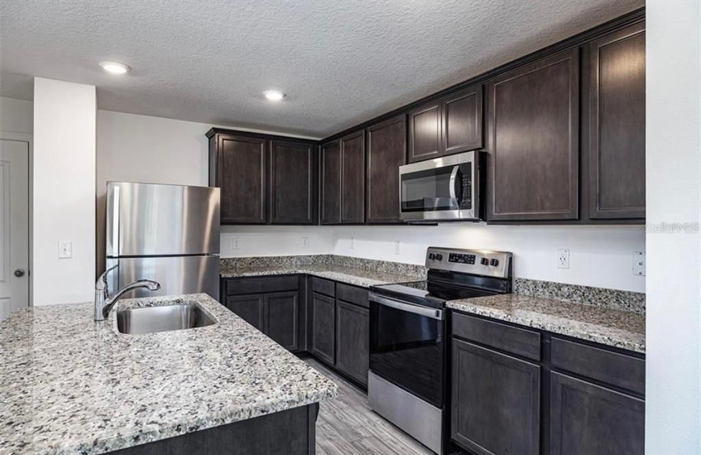 出租: $2,300 (3 贝兹, 2 浴室, 1858 平方英尺)