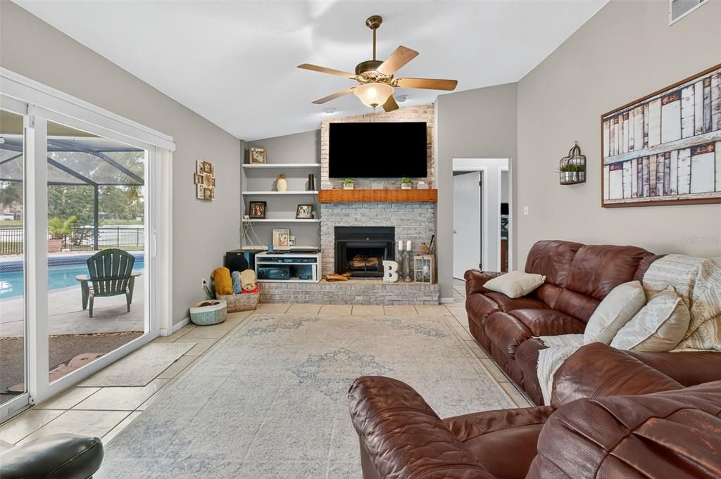 En Venta: $459,000 (4 camas, 2 baños, 2072 Pies cuadrados)