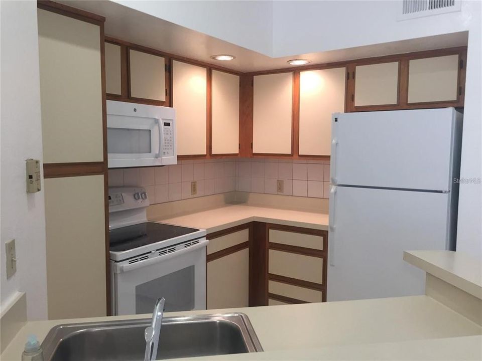 Под контрактом: $1,400 (2 спален, 1 ванн, 934 Квадратных фут)