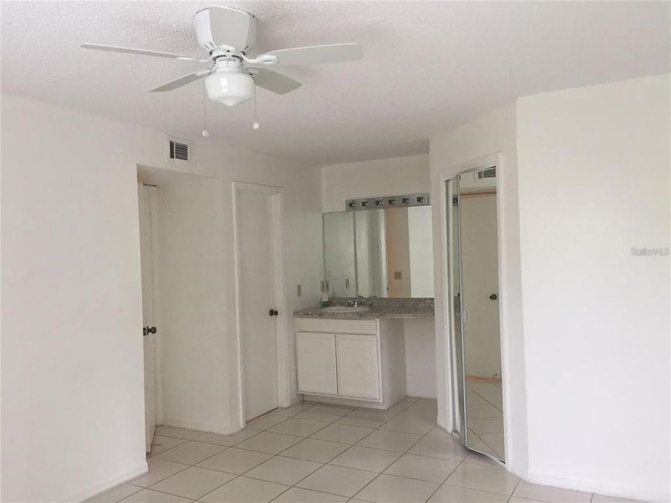 Под контрактом: $1,400 (2 спален, 1 ванн, 934 Квадратных фут)