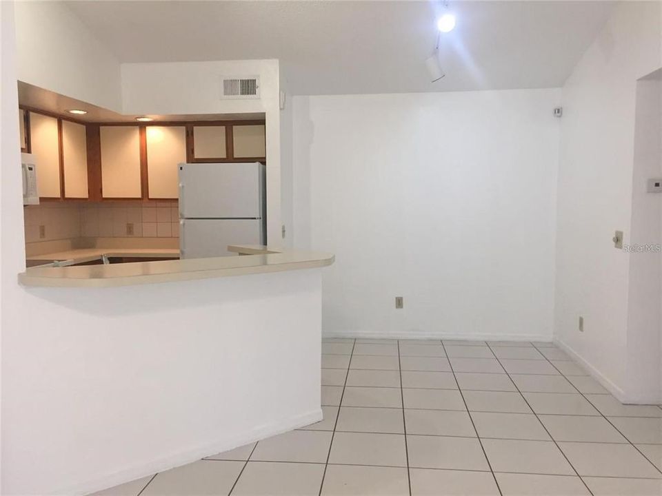 Под контрактом: $1,400 (2 спален, 1 ванн, 934 Квадратных фут)