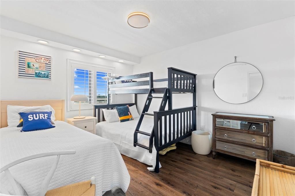 合同活跃: $739,900 (2 贝兹, 2 浴室, 1140 平方英尺)