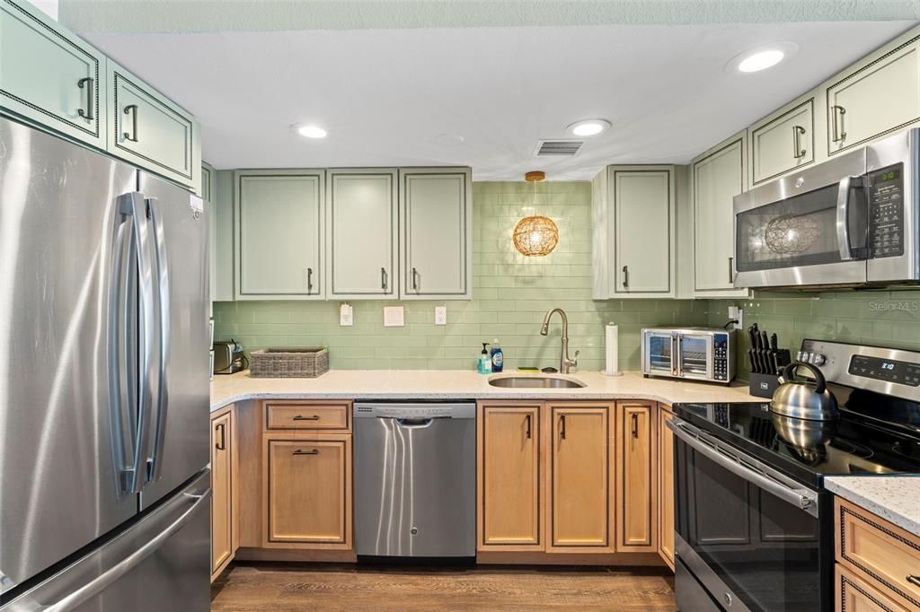 合同活跃: $739,900 (2 贝兹, 2 浴室, 1140 平方英尺)