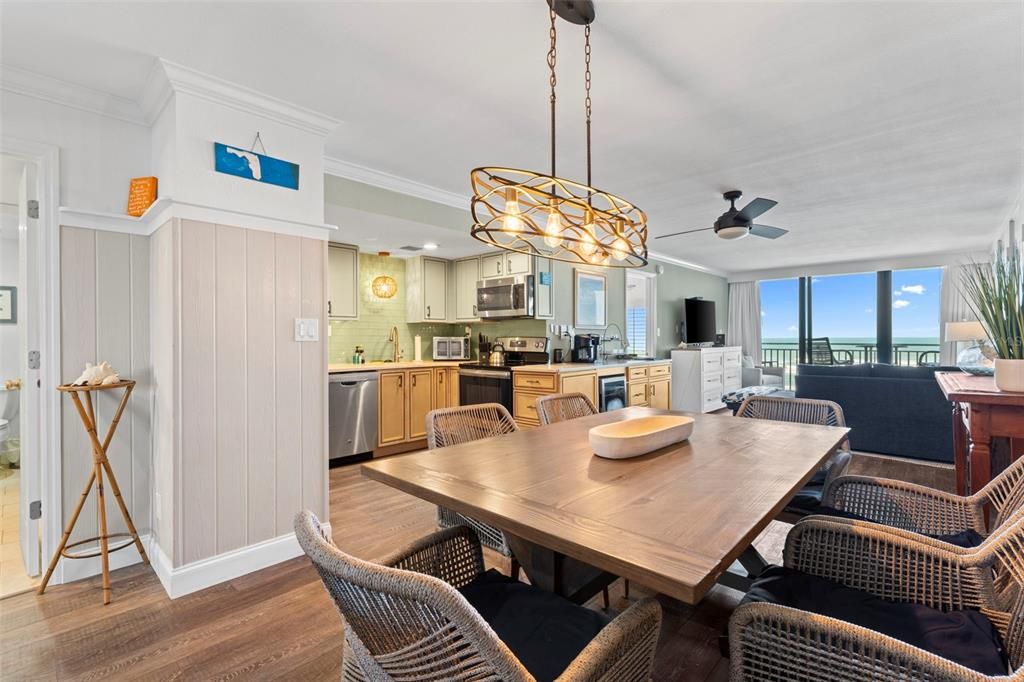 合同活跃: $739,900 (2 贝兹, 2 浴室, 1140 平方英尺)