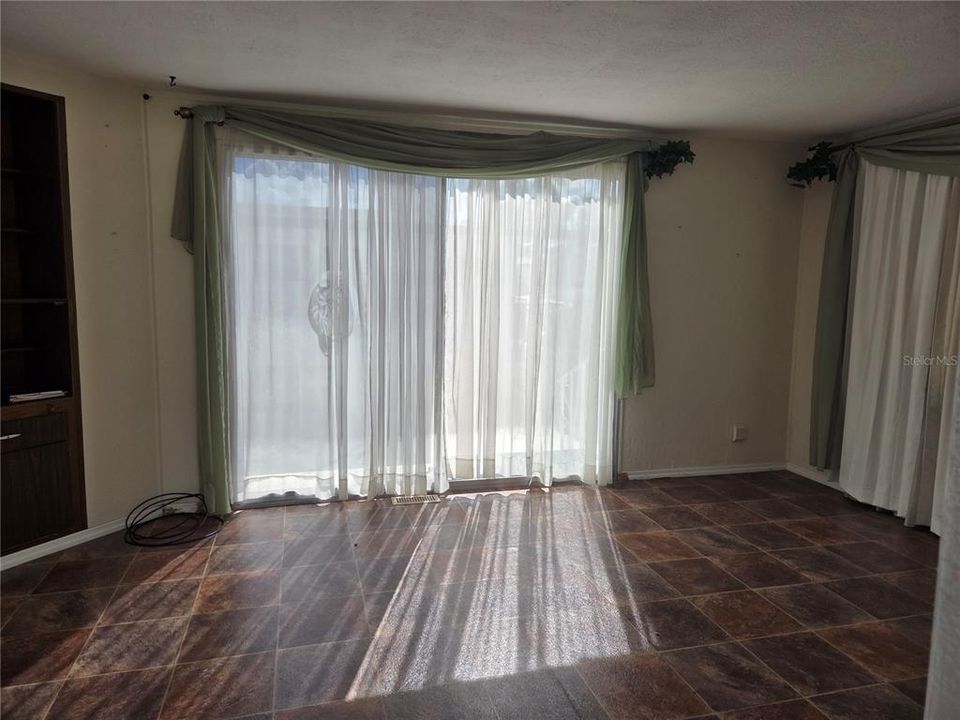 Под контрактом: $90,900 (1 спален, 1 ванн, 552 Квадратных фут)