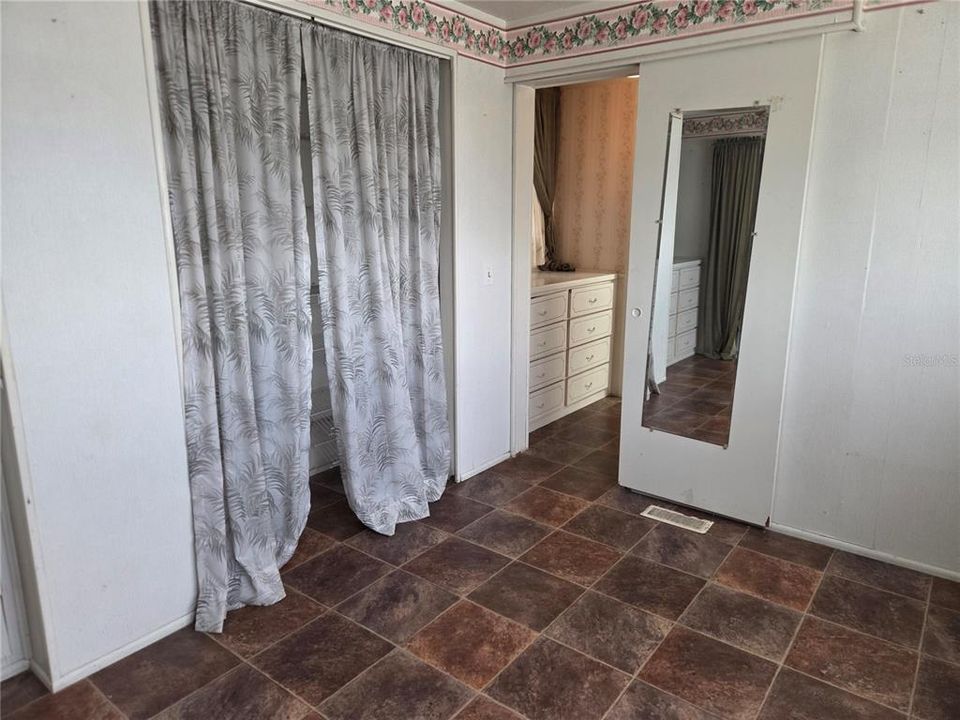 Под контрактом: $90,900 (1 спален, 1 ванн, 552 Квадратных фут)