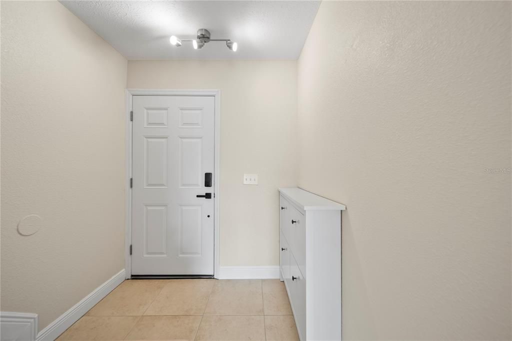 For Rent: $1,900 (2 beds, 1 baths, 928 Square Feet)