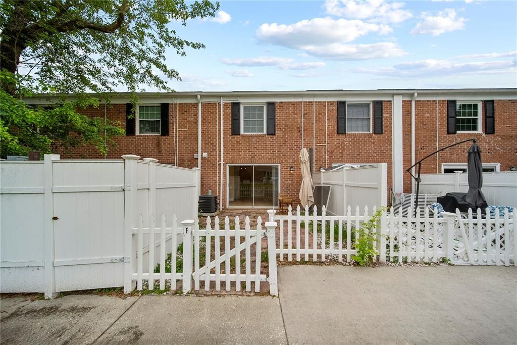 For Rent: $1,900 (2 beds, 1 baths, 928 Square Feet)