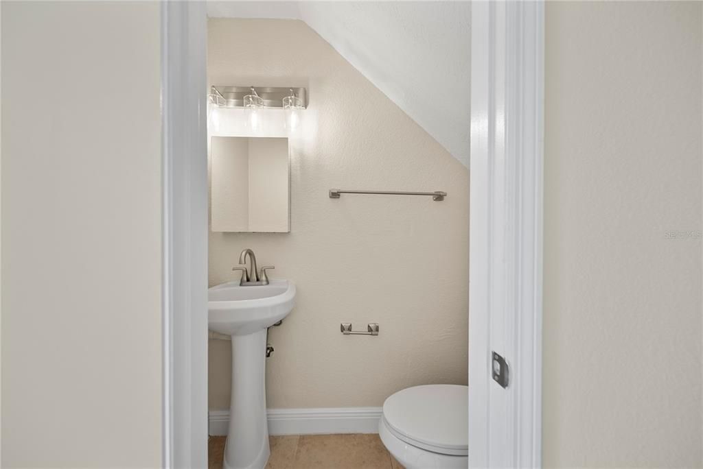 For Rent: $1,900 (2 beds, 1 baths, 928 Square Feet)