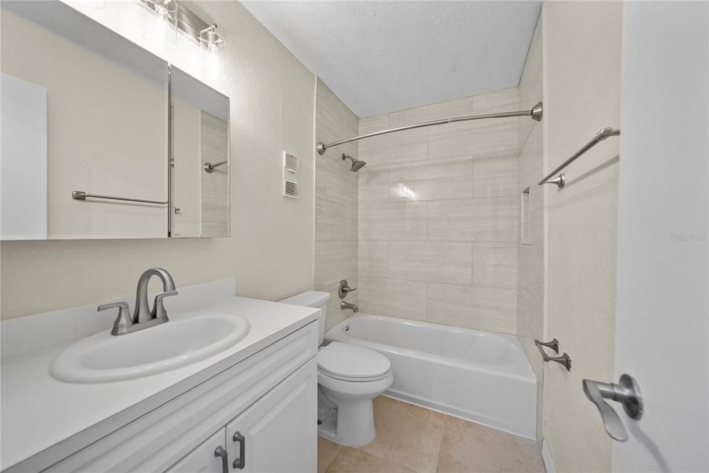 For Rent: $1,900 (2 beds, 1 baths, 928 Square Feet)