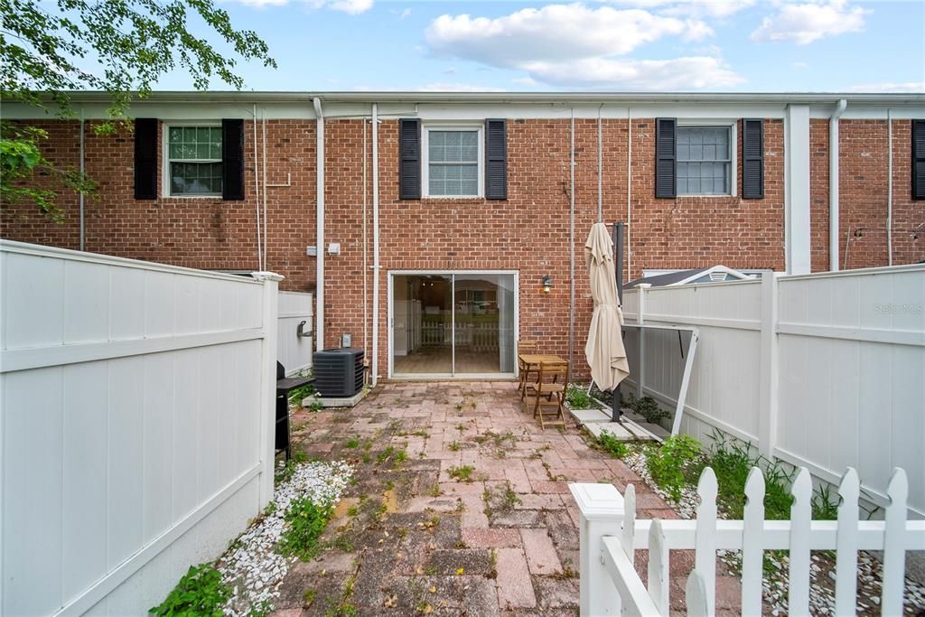 For Rent: $1,900 (2 beds, 1 baths, 928 Square Feet)