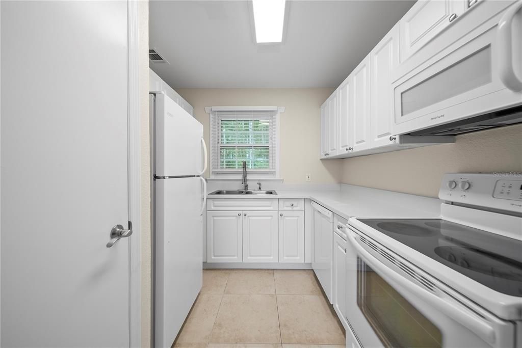 For Rent: $1,900 (2 beds, 1 baths, 928 Square Feet)