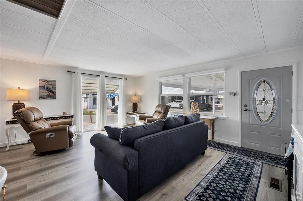 For Sale: $394,000 (2 beds, 2 baths, 1056 Square Feet)