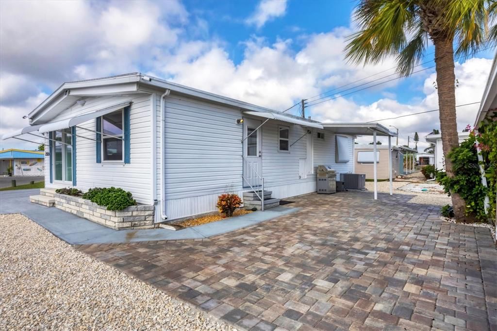 For Sale: $394,000 (2 beds, 2 baths, 1056 Square Feet)