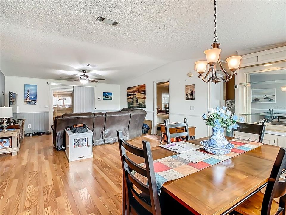 合同活跃: $209,900 (3 贝兹, 2 浴室, 1691 平方英尺)