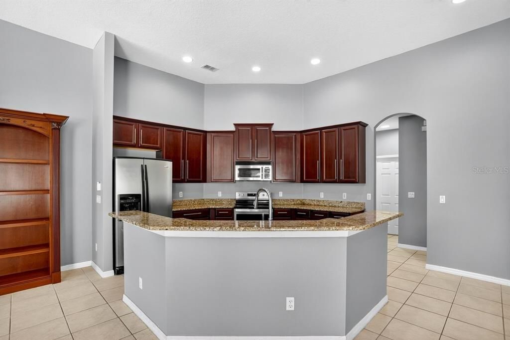 合同活跃: $730,000 (5 贝兹, 3 浴室, 2898 平方英尺)