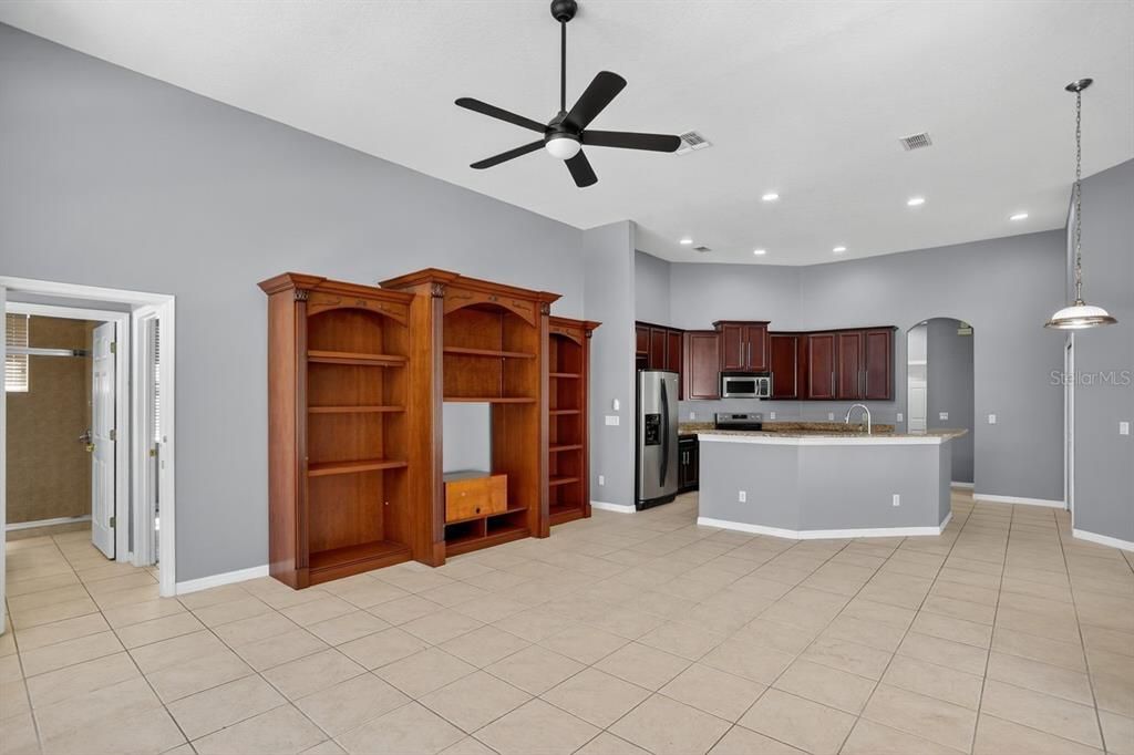 合同活跃: $730,000 (5 贝兹, 3 浴室, 2898 平方英尺)