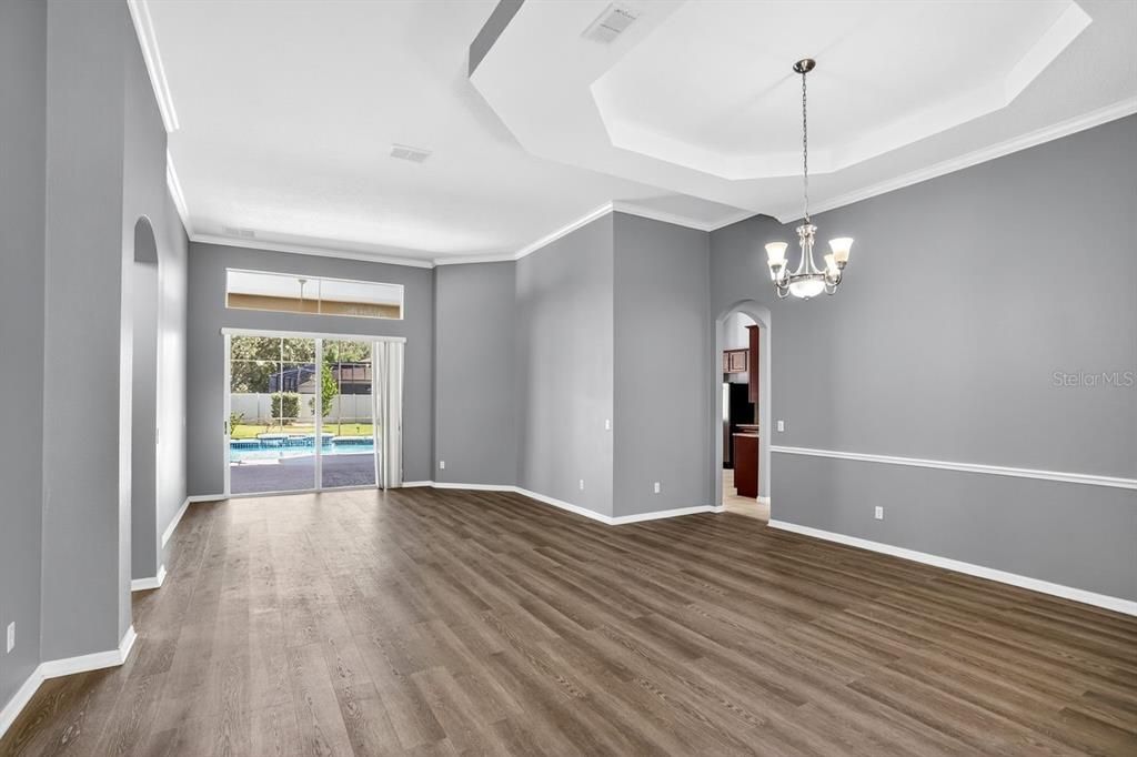 合同活跃: $730,000 (5 贝兹, 3 浴室, 2898 平方英尺)