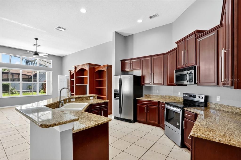 合同活跃: $730,000 (5 贝兹, 3 浴室, 2898 平方英尺)