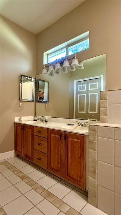 En Venta: $585,000 (4 camas, 3 baños, 3578 Pies cuadrados)