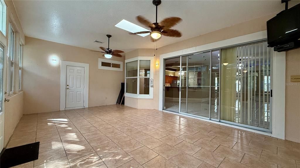 En Venta: $585,000 (4 camas, 3 baños, 3578 Pies cuadrados)