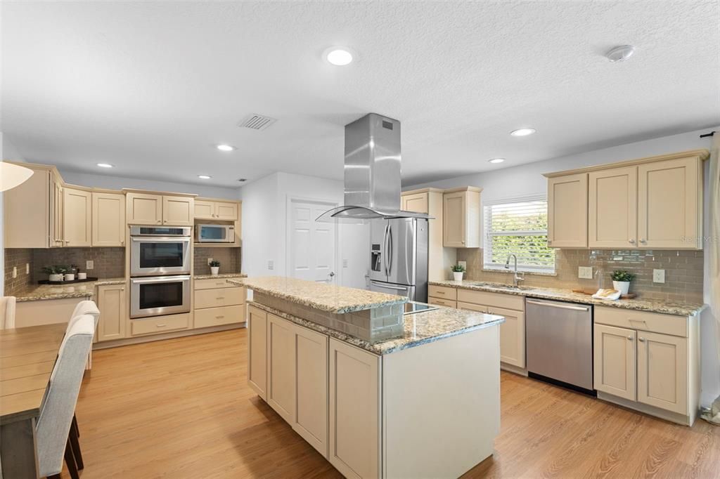 En Venta: $679,000 (4 camas, 3 baños, 1995 Pies cuadrados)